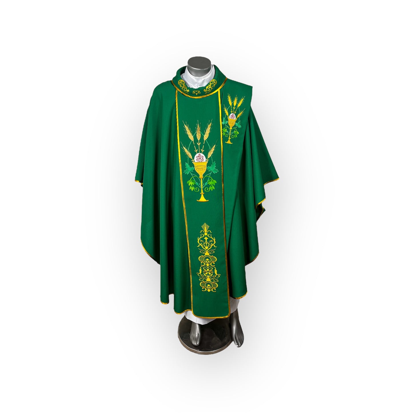 Casulla en lino bordada verde