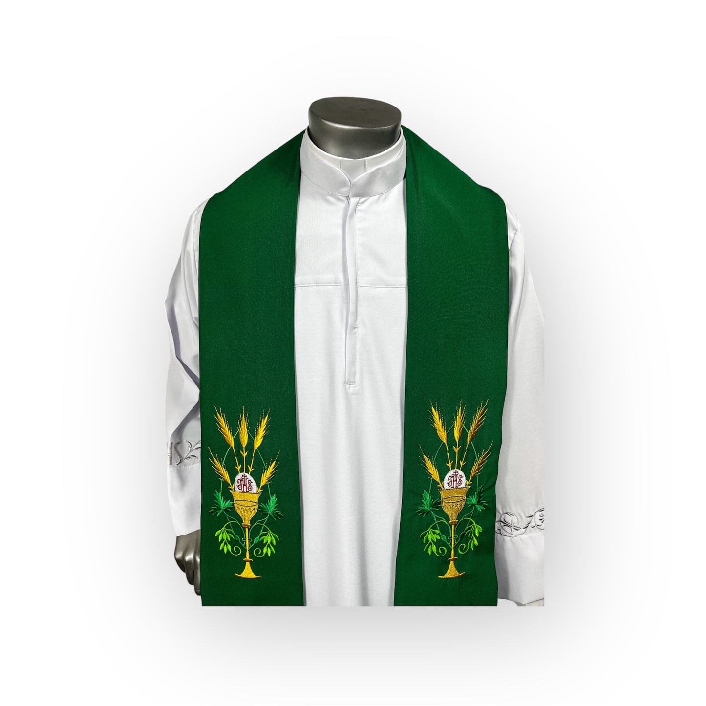 Casulla en lino bordada verde